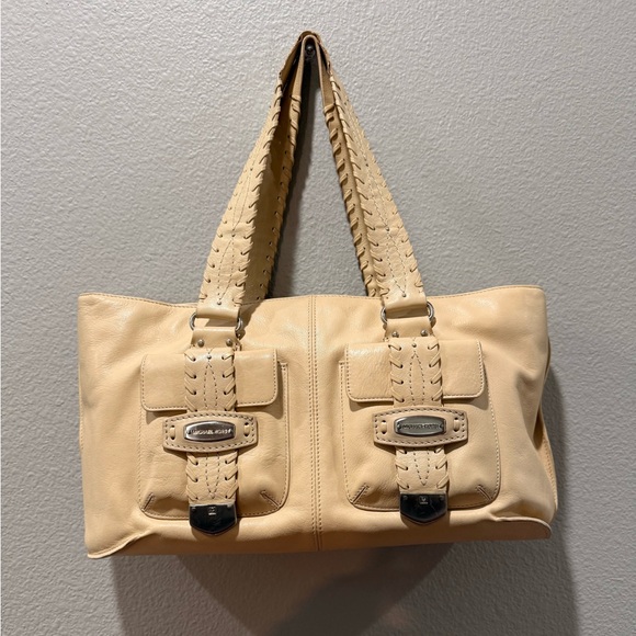 🤍 Stunning Michael Kors Boho-Inspired Cream Leather Shoulder Bag – Elegant